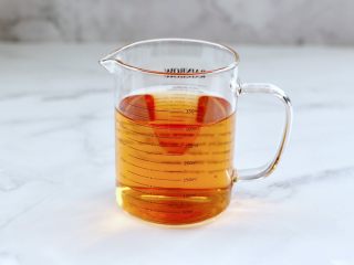 蔓越莓草莓花茶饮,把碧螺春花茶用开水提前泡好放凉备用。