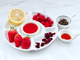 蔓越莓草莓花茶饮,首先备齐所有的食材。