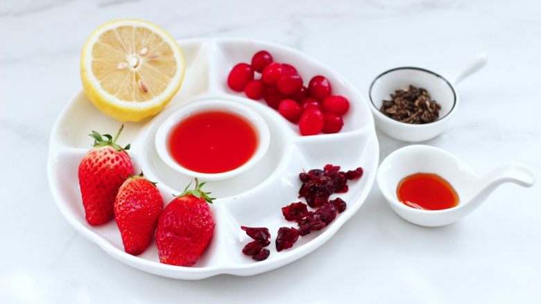 蔓越莓草莓花茶饮,首先备齐所有的食材。