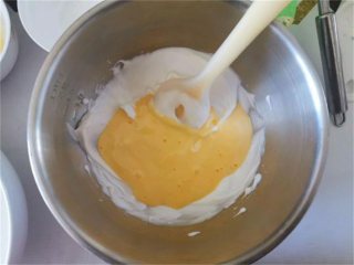 手指饼干,再把蛋黄糊倒入剩余的蛋白中，翻拌均匀。