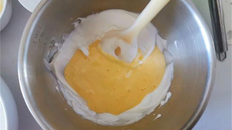 手指饼干,再把蛋黄糊倒入剩余的蛋白中，翻拌均匀。