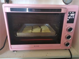 手指饼干,把烤盘放入提前预热好的烤箱，上下火180度烤18分钟左右即可。
