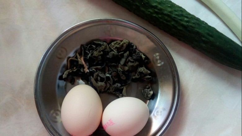 黄瓜木耳炒鸡蛋,准备食材。