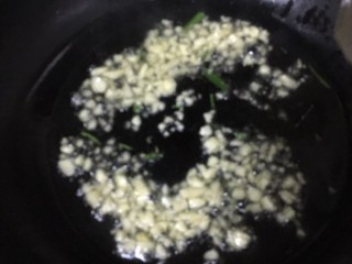明虾鸡爪煲,锅中留适量的油，炝香葱姜蒜，