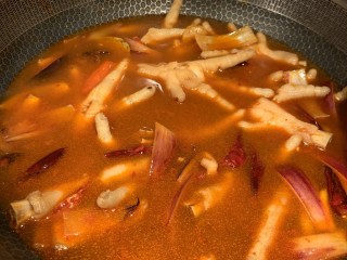 明虾鸡爪煲,翻炒5分钟后，加适量清水开始炖鸡爪。