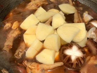 明虾鸡爪煲,再放入土豆，香菇，藕片，盖上盖，炖二十分钟