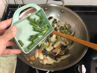 山药炒肉片➕青椒木耳山药炒肉片,最后加入葱绿段，翻炒均匀出锅