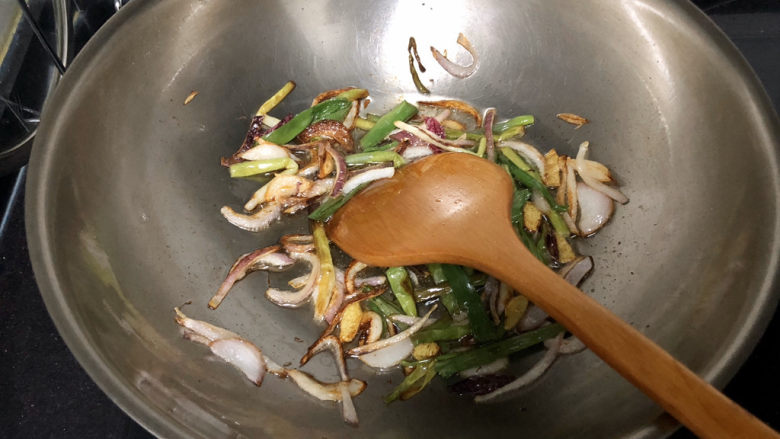 葱油蚕豆➕稻陂无处不青青,炸葱油的过程真的好折磨，哈哈，太香了，炸到葱变焦变黑，捡出葱姜，多余的葱油可以倒出来做别的菜