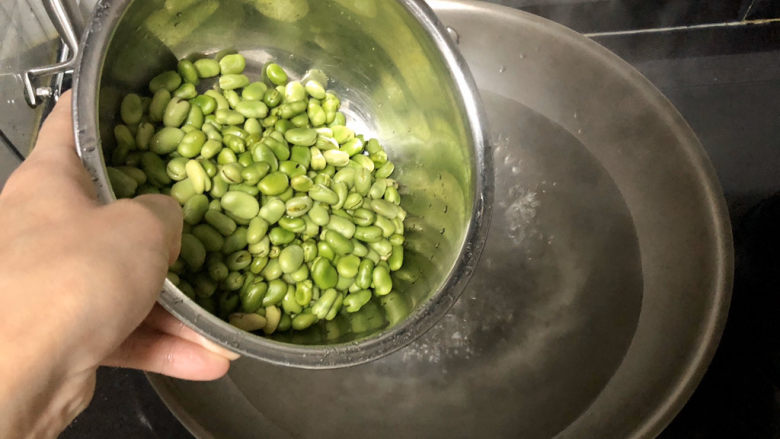 葱油蚕豆➕稻陂无处不青青,坐锅烧水焯蚕豆，水开，下蚕豆
