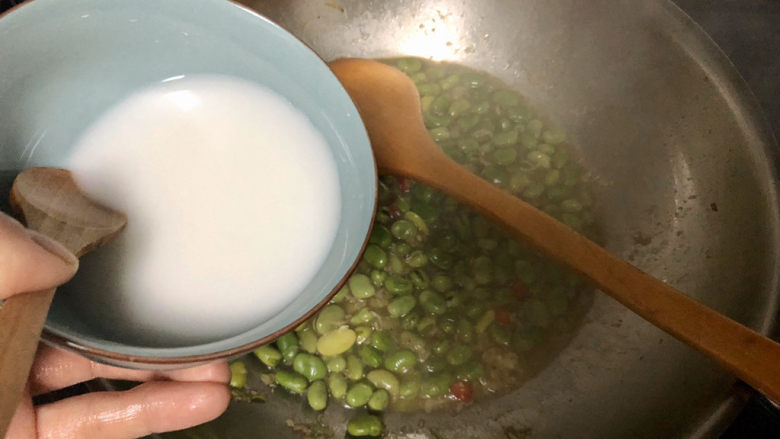 葱油蚕豆➕稻陂无处不青青,淋上一汤匙水淀粉，中大火收汁