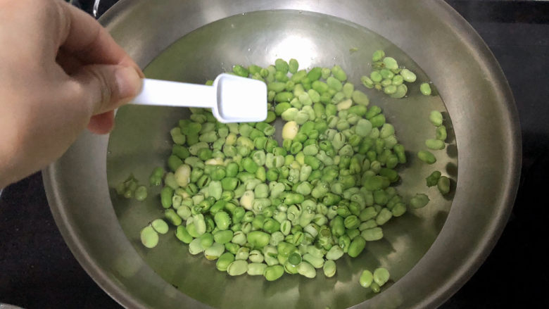 葱油蚕豆➕稻陂无处不青青,加少许食盐，煮约一两分钟