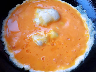 黄瓜木耳炒鸡蛋,锅中倒入底油加热再放入蛋液