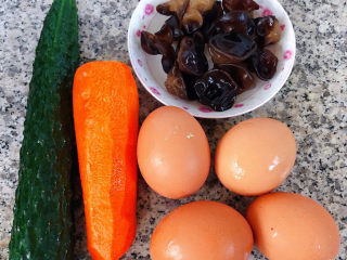 黄瓜木耳炒鸡蛋,准备原材料鸡蛋、水泡发木耳、黄瓜、胡萝卜