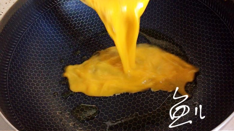 黄瓜木耳炒鸡蛋,油锅烧热，倒入蛋液