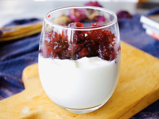 蔓越莓大果粒,杯子中倒入提前做好的酸奶，放入蔓越莓果酱。