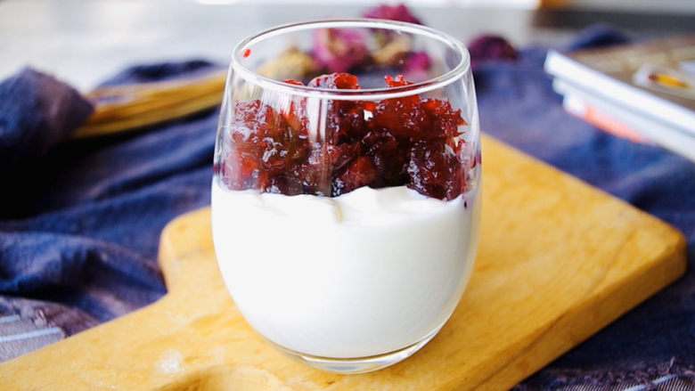 蔓越莓大果粒,杯子中倒入提前做好的酸奶，放入蔓越莓果酱。