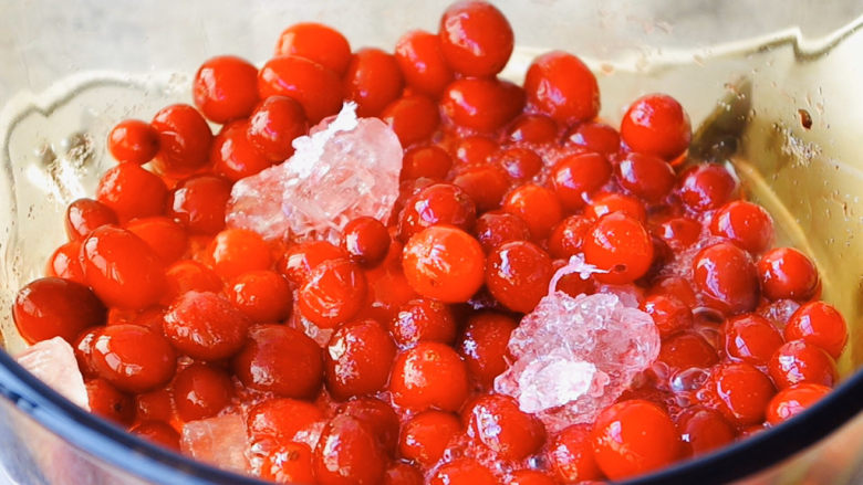 蔓越莓大果粒,最小火先慢慢熬出蔓越莓汤汁。