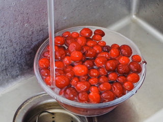 蔓越莓大果粒,把冷冻蔓越莓用清水稍微冲洗一下。