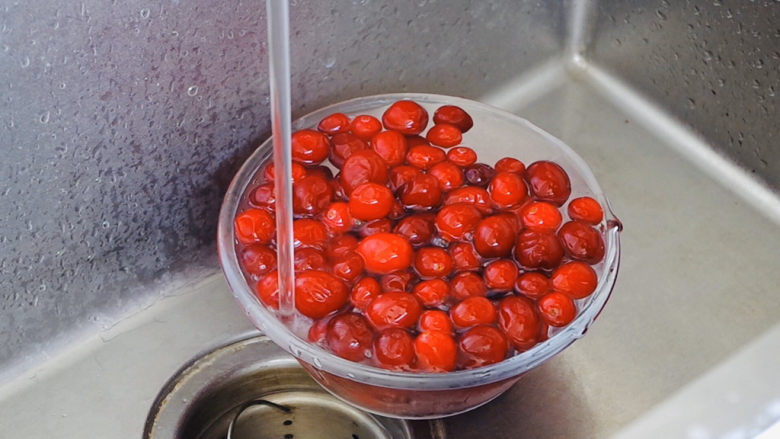 蔓越莓大果粒,把冷冻蔓越莓用清水稍微冲洗一下。