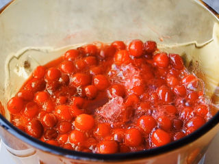 蔓越莓大果粒,然后在利用汤汁把冰糖融化掉，中间要不停的翻拌，避免糊锅。