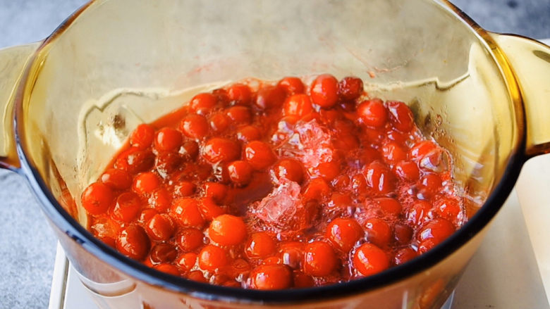 蔓越莓大果粒,然后在利用汤汁把冰糖融化掉，中间要不停的翻拌，避免糊锅。