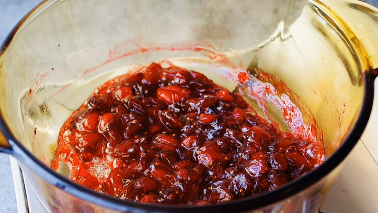 蔓越莓大果粒,熬制蔓越莓汤汁变浓稠时即可关火。