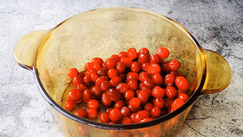 蔓越莓大果粒,沥干水分倒入玻璃锅。