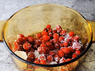 蔓越莓大果粒,放入白糖、冰糖搅拌均匀，腌制15分钟。