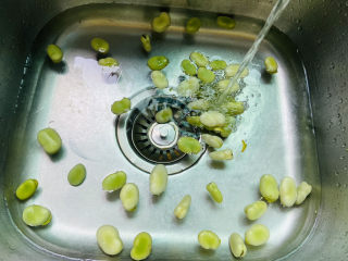 葱油蚕豆,放入水中清洗干净