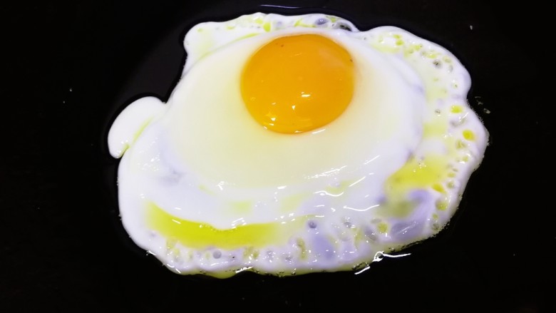 香煎荷包蛋,油不响时开最小火，煎30秒，中间的蛋白凝固。