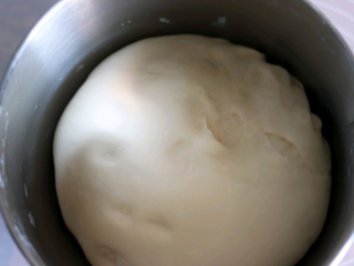 猪肉大葱包子,碱和面粉混合均匀，和温水还有酵母一起放入厨师机揉面桶内用厨师机揉成光滑的面团发酵至两倍大。