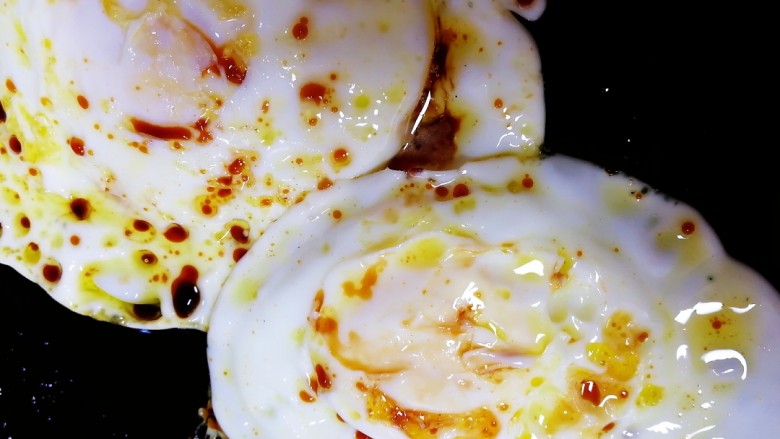 香煎荷包蛋,蛋翻面，让蛋的两面都沾上酱油。