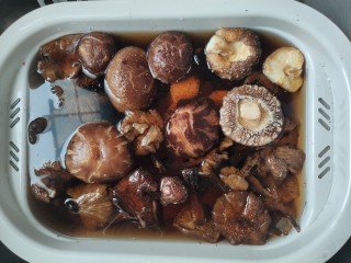 香菇猴头菇炖鸡,香菇猴头菇泡发，洗净。我这里用的是干香菇和压缩包的猴头菇。