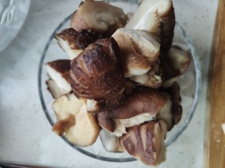 香菇猴头菇炖鸡,香菇洗净，小的就直接整个放进去了，大的香菇还是切一切吧，切成小块