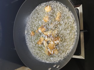 香菇猴头菇炖鸡,猴头菇专门先处理一下。用热水焯一下，然后捞出沥干，就可以跟香菇放一起准备了