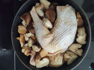 香菇猴头菇炖鸡,先放姜片和蒜在锅底，然后放鸡，再放香菇填满锅
