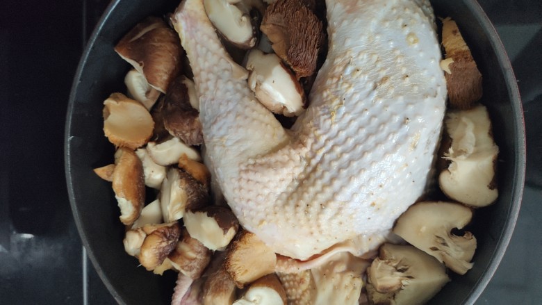 香菇猴头菇炖鸡,先放姜片和蒜在锅底，然后放鸡，再放香菇填满锅