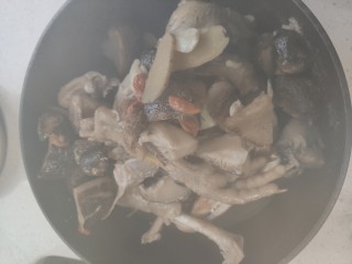 香菇猴头菇炖鸡,炖上两个小时差不多啦，可以准备吃了
