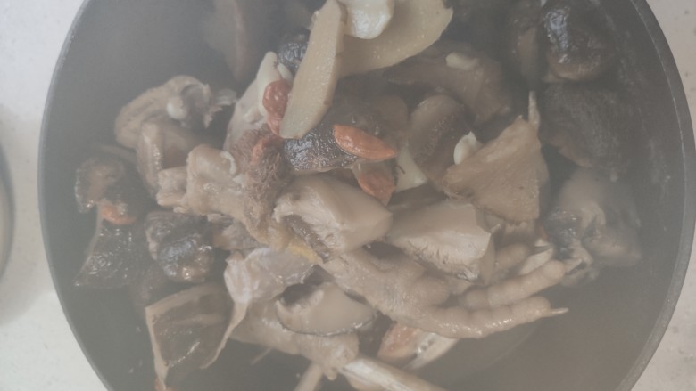 香菇猴头菇炖鸡,炖上两个小时差不多啦，可以准备吃了