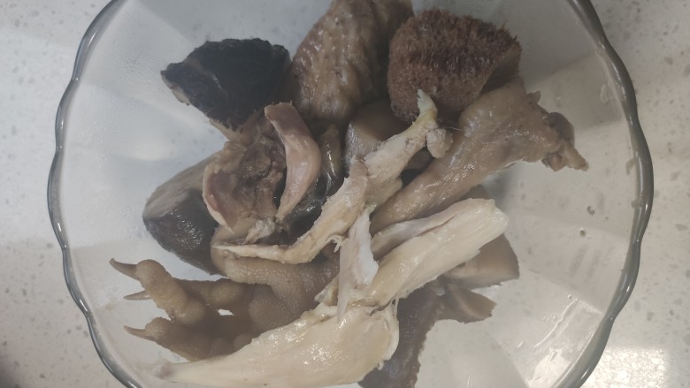 香菇猴头菇炖鸡,碗比较小，捞了一点出来自己吃。嗯，分餐分餐~