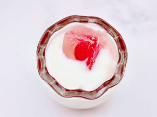 自制蔓越莓冰酸奶（内附酸奶做法）,再倒入适量的酸奶。