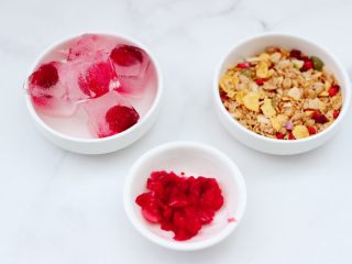 自制蔓越莓冰酸奶（内附酸奶做法）,剩下的蔓越莓果洗净，加入蜂蜜碾成泥，把冷冻好的冰块取出脱模，水果麦片取出备用。