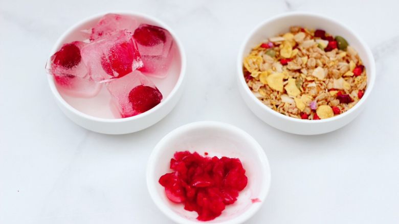 自制蔓越莓冰酸奶（内附酸奶做法）,剩下的蔓越莓果洗净，加入<a style='color:red;display:inline-block;' href='/shicai/ 865'>蜂蜜</a>碾成泥，把冷冻好的冰块取出脱模，水果麦片取出备用。