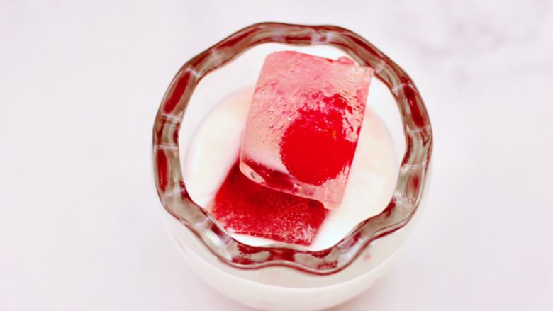 自制蔓越莓冰酸奶（内附酸奶做法）,上面再铺上冻好的蔓越莓冰块。