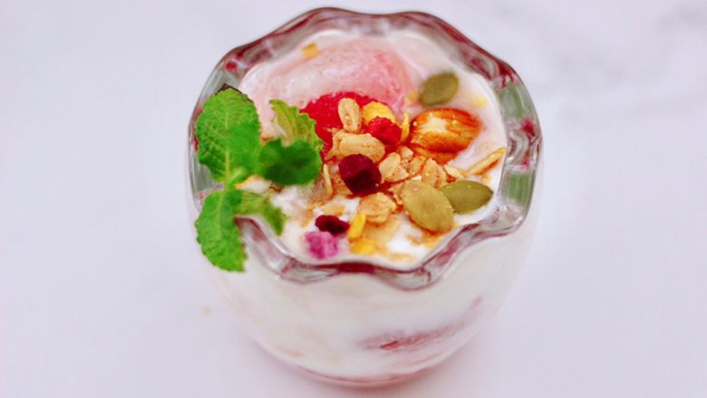 自制蔓越莓冰酸奶（内附酸奶做法）,上面撒上混合水果麦片，用薄荷叶点缀即可。