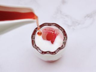 自制蔓越莓冰酸奶（内附酸奶做法）,这个时候倒入蔓越莓汁。