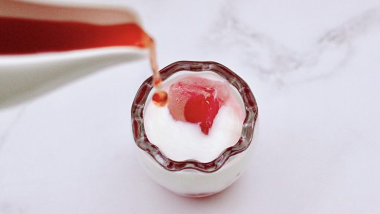 自制蔓越莓冰酸奶（内附酸奶做法）,这个时候倒入<a style='color:red;display:inline-block;' href='/shicai/ 109177'>蔓越莓汁</a>。