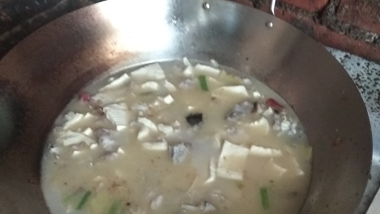鱼头豆腐汤,调味，放盐，鸡精，味精