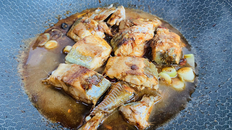酱焖鲅鱼,加入少许热水焖煮至熟
