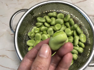 葱油蚕豆,下来开始剥蚕豆瓣，先从有芽的地方指甲掐掉